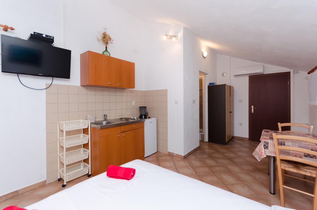 Apartments Sanja Sibinj Krmpotski Bagian luar foto
