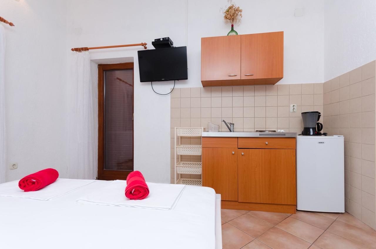 Apartments Sanja Sibinj Krmpotski Bagian luar foto